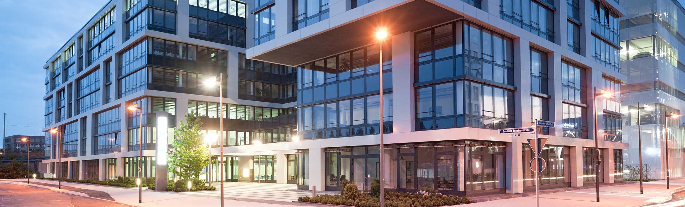 Modernes Bürogebäude in der Abenddämmerung